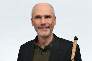 Reiner Delgado, lächelnd mit Stock