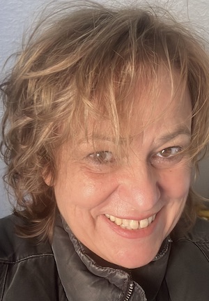Die Autorin Viola Gabor im Profil von oben.