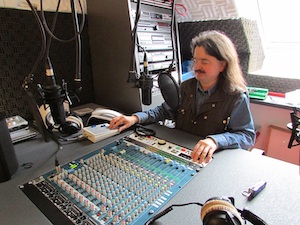 Robbie Sandberg im Studio am Mischpult.