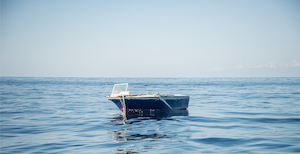 Ein kleines Boot, menschenleer, allein auf hoher See.